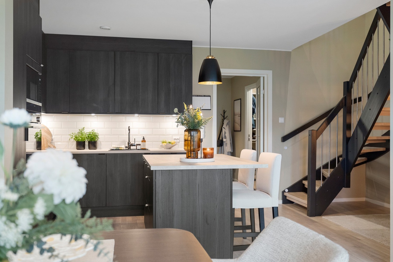 Kjøkkenet er levert av kvalitetsleverandøren HTH. Det står seg svært fin i rommet med sin tidløse finish. Galleribilde