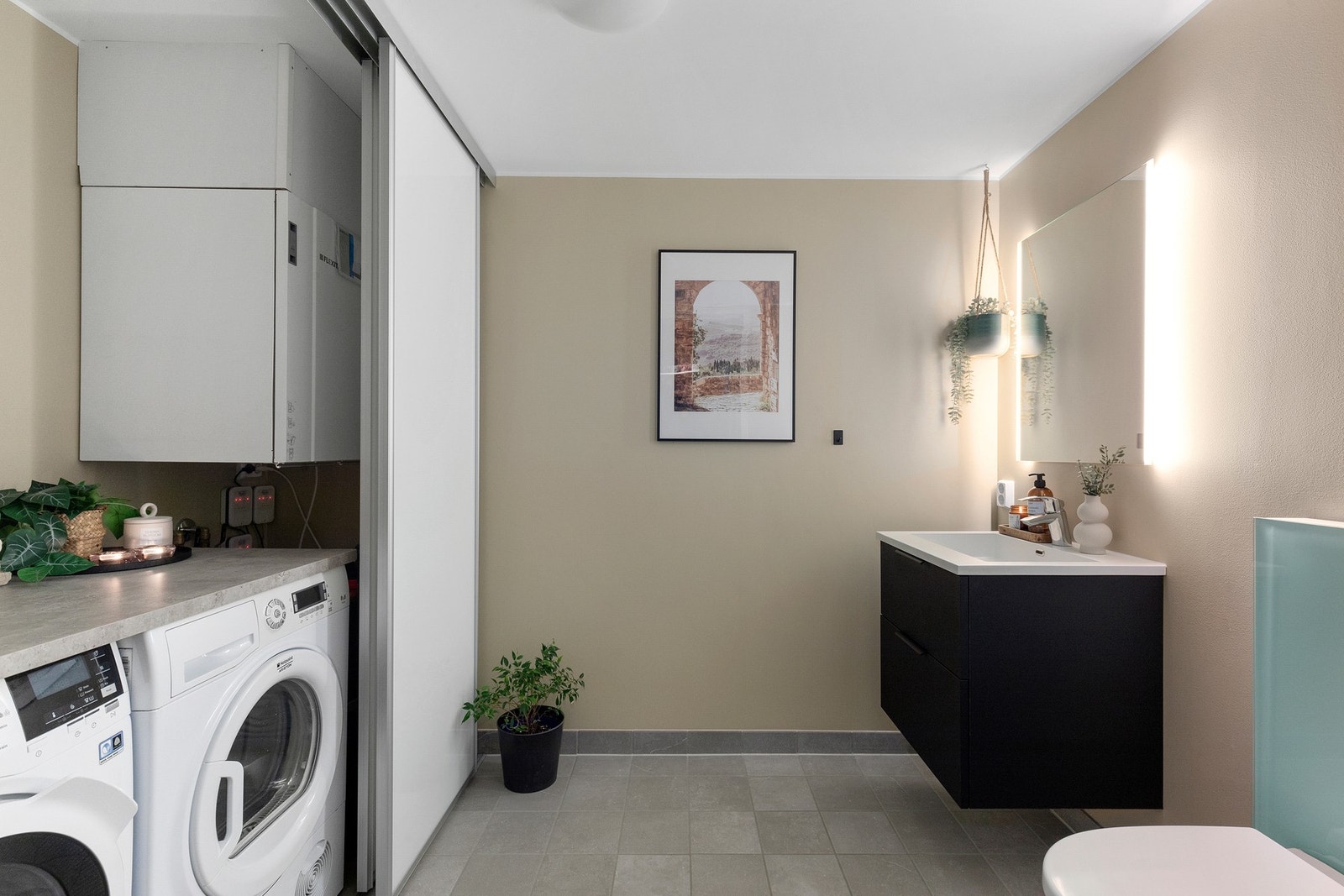 Tilknyttet entréen ligger også vaskerommet. God plass til vaske- og tørketrommel som enkelt kan skjules med allerede installerte skyvedører. Rommet er også utstyrt med toalett slik at man har et toalett på hvert plan. Galleribilde