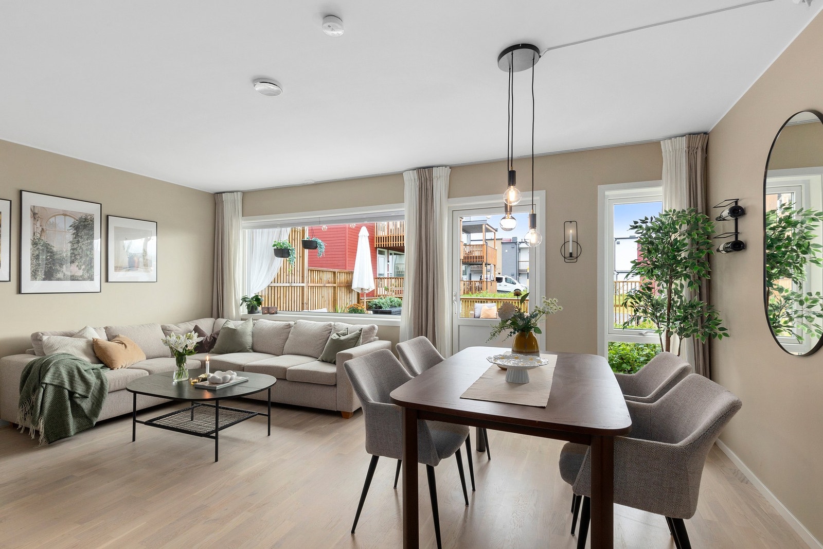 Stue- og kjøkkenløsningen måler til sammen hele 35,5 kvm. Her nyter man god boltreplass med rom for både kontor-krok, spisestue og stor sittegruppe. Galleribilde