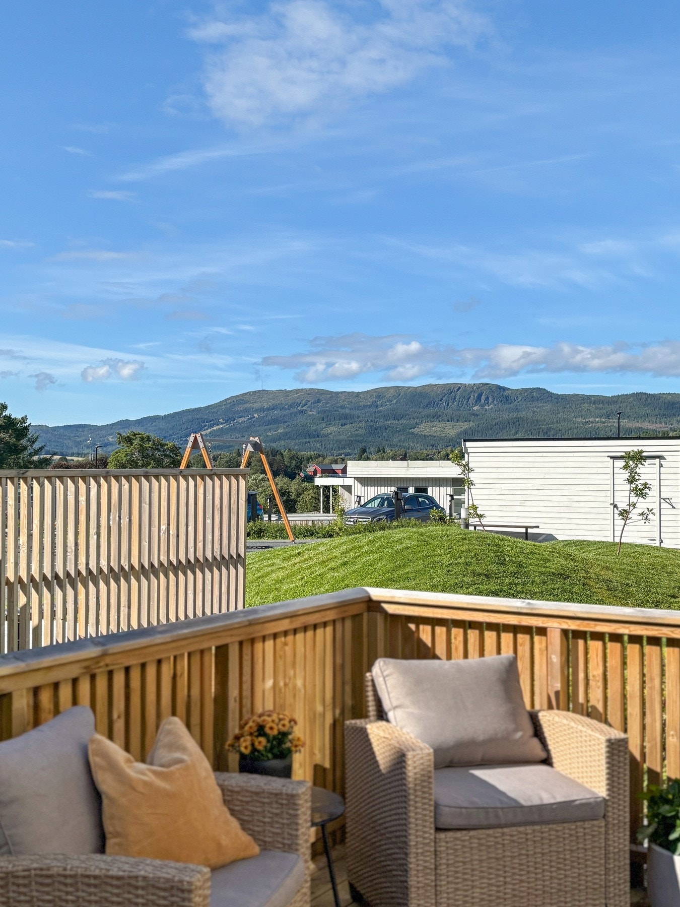 Her kan man nyte utsikt mot Vassfjellet. Galleribilde