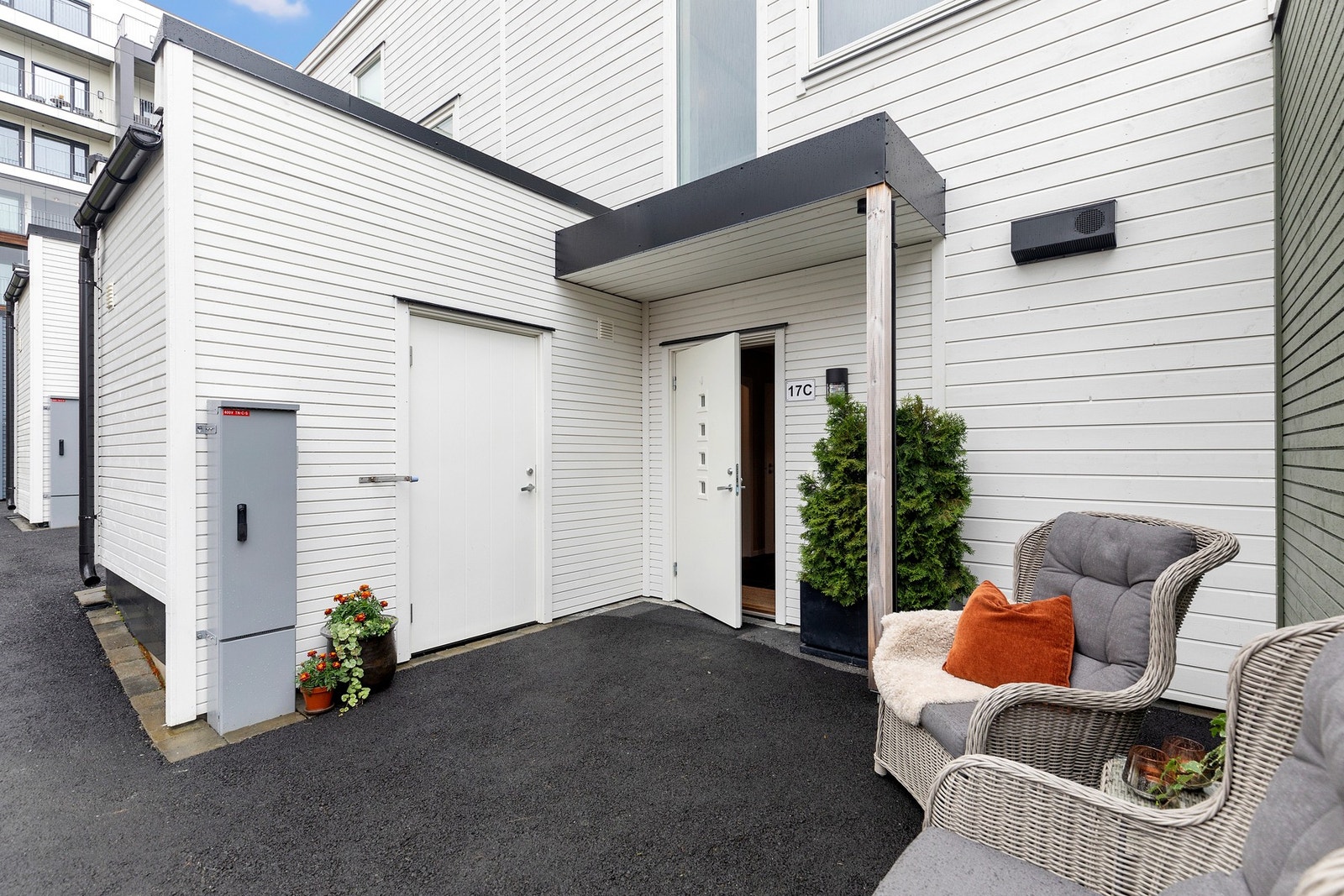 Hyggelig inngangsparti med delvis takoverbygg. Her har man også en sportbod på 5,2 kvm. Galleribilde