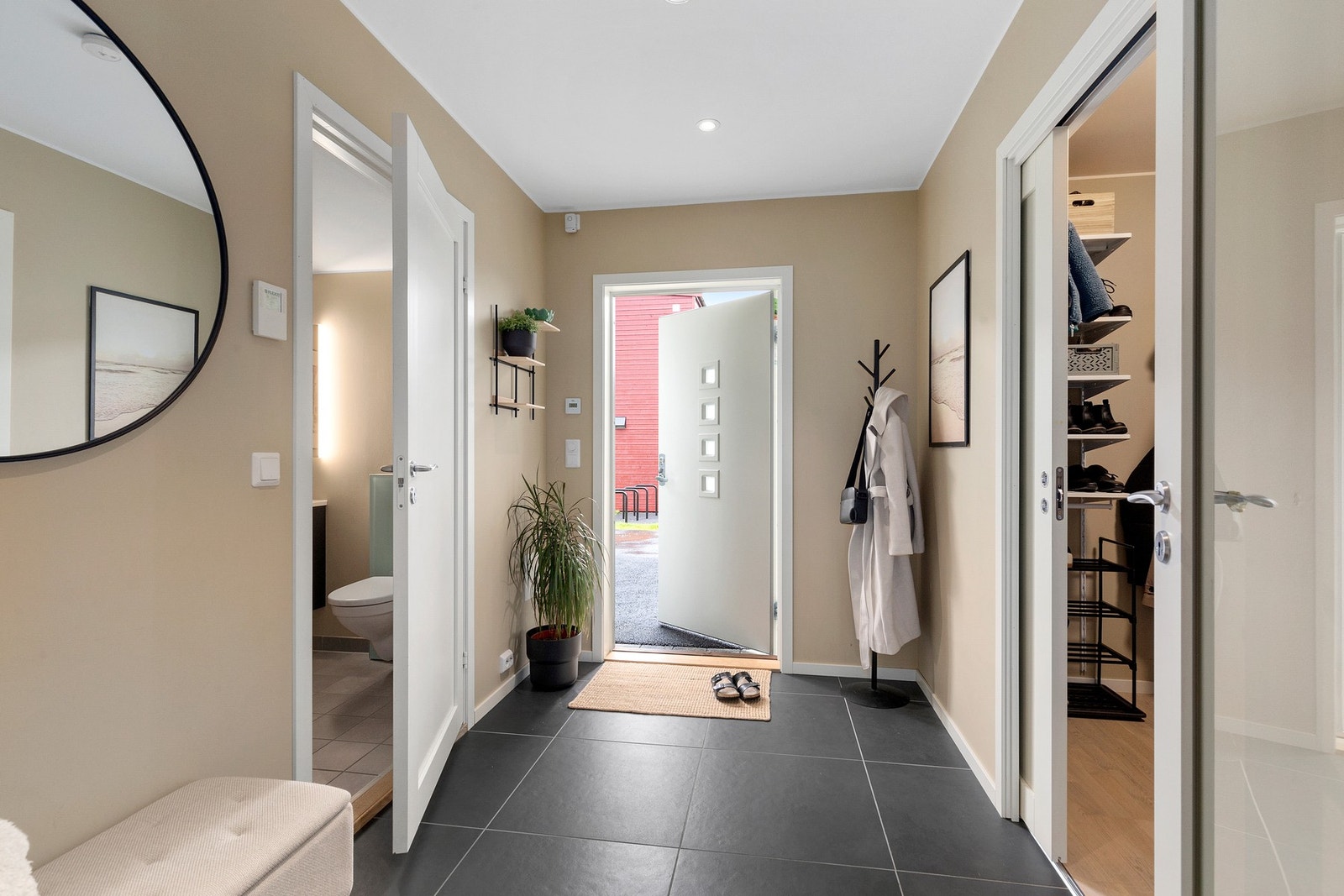 Alltid en trivelig velkomst med denne fine entréen. Flislagt gulv utstyrt med gulvvarme i tillegg til en svært praktisk bod på 4,3 kvm til høyre i bildet. Galleribilde