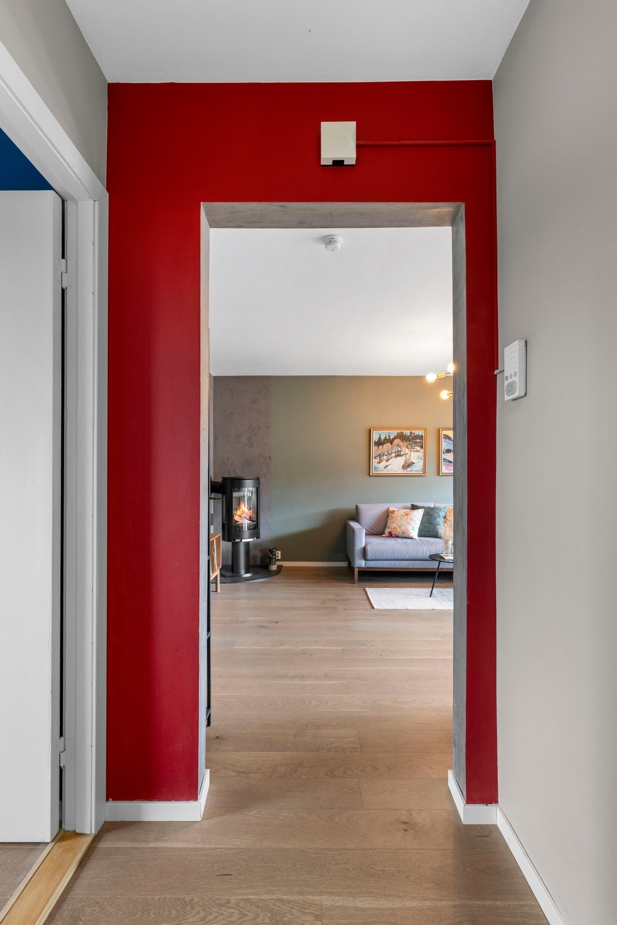 Fra gangen er det tilgang til stuen, det ene soverommet og badet Galleribilde