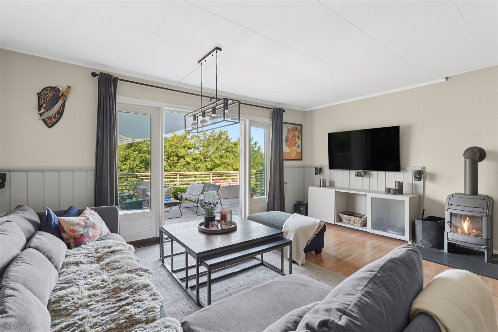 Sofakroken finner fort sin naturlige plass i rommet og tv-en kan med fordel plasseres mot/på vegg. Galleribilde