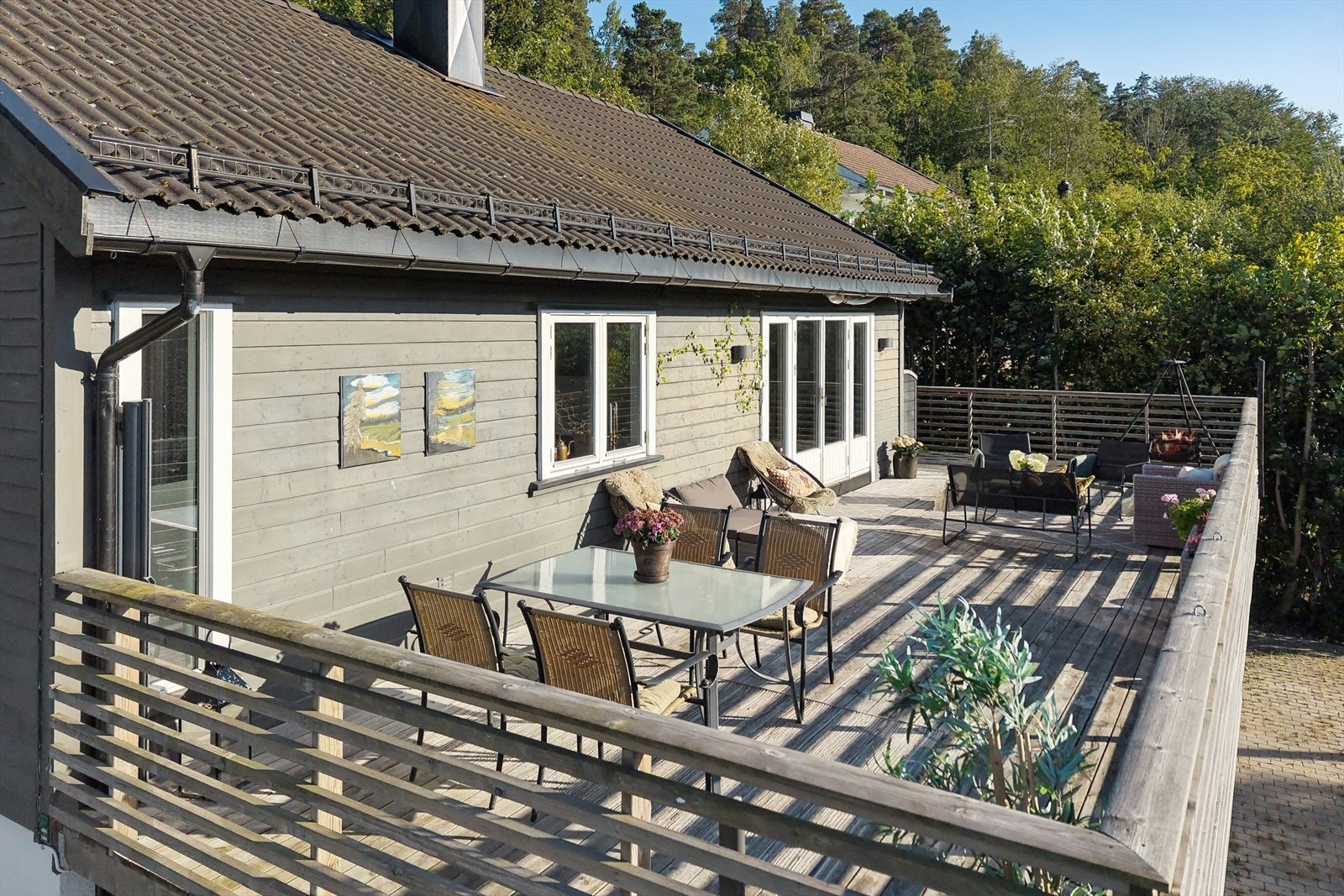 Eiendommen byr på gode solforhold og en usjenert beliggenhet. Galleribilde