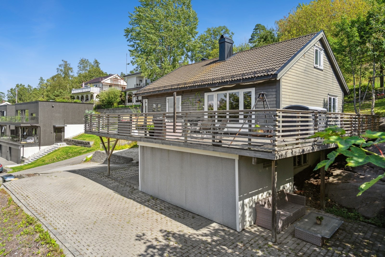 Romslig brosteinsbelagt innkjørsel. Galleribilde