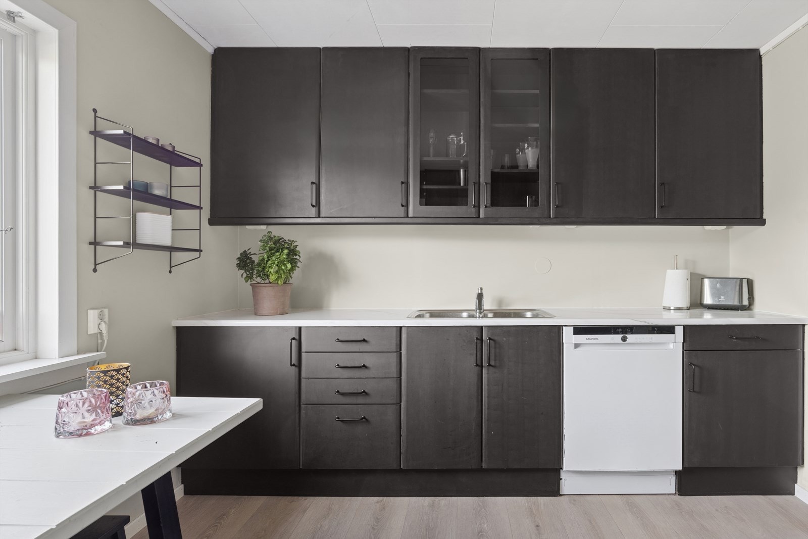 Her har en alt en måtte trenge av skap-, skuff- og benkeplass. Galleribilde