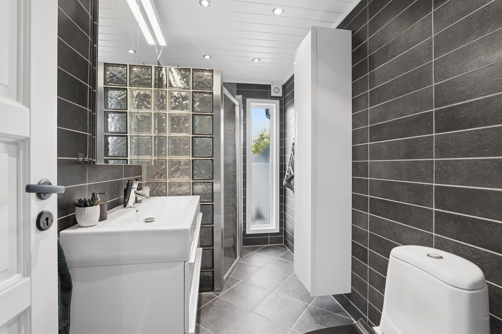 Delikat flislagt bad med behagelige varmekabler i gulv. Galleribilde