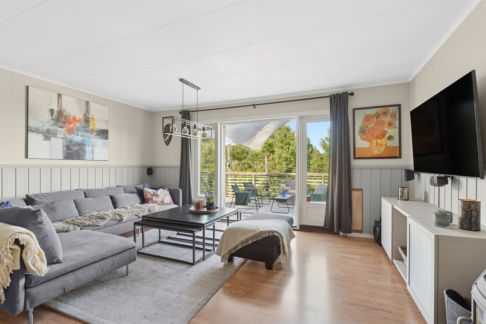 Vi beveger oss videre inn i en lys og innbydende stue. Galleribilde