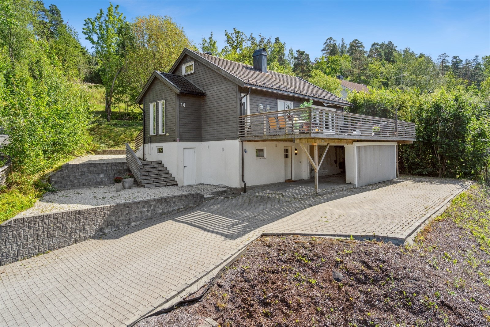 Gode parkeringsforhold i garasje og innkjørselen. Galleribilde