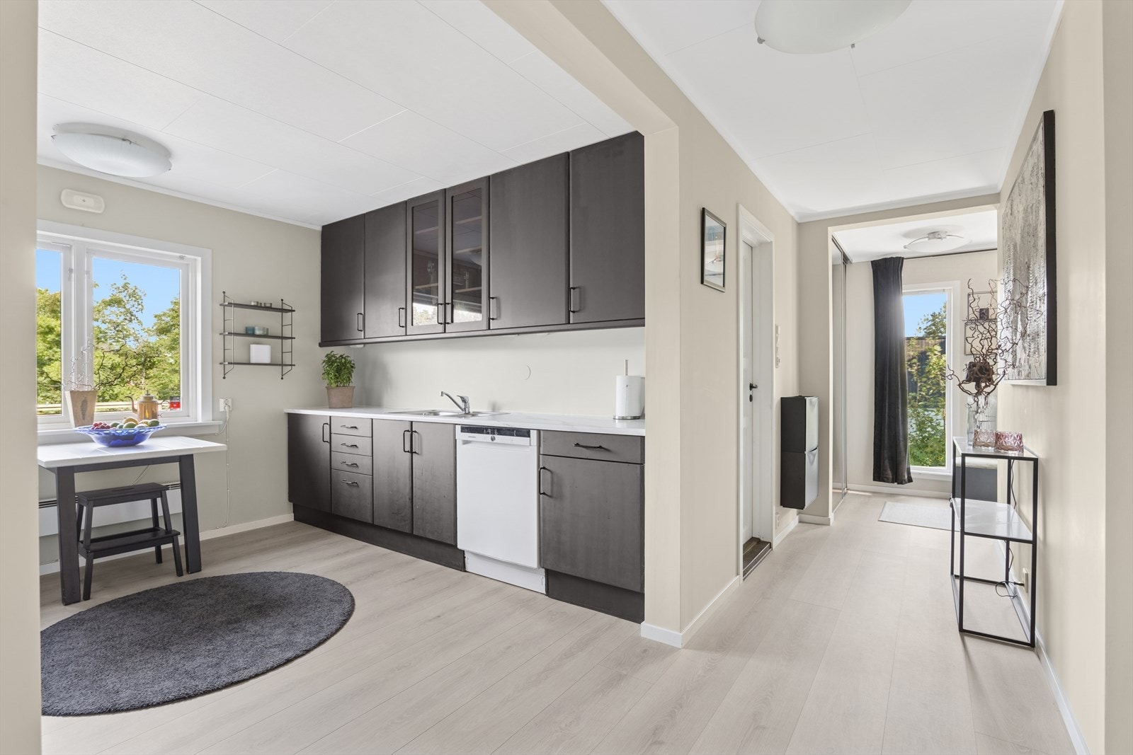 Innredning med sorte slette fronter og benkeplate av typen laminat. Galleribilde