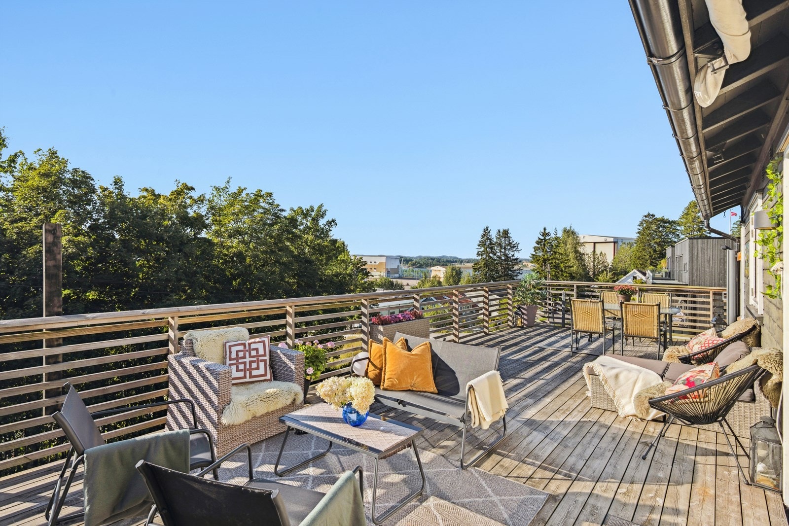 Fra stuen er det videre utgang til en stor terrasse. Galleribilde