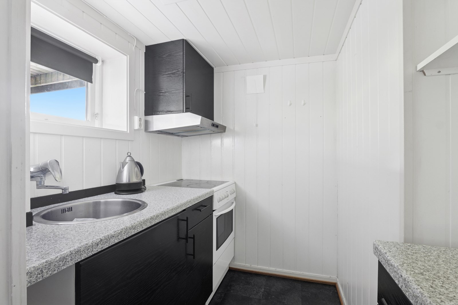 Kjøkken i utleiedel. NB! Ikke omsøkt og godkjent til dagens bruk. Galleribilde