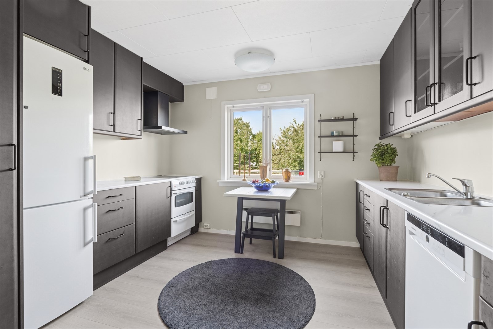 Frittstående hvitevarer som komfyr, oppvaskmaskin og kjøl/frys. Galleribilde