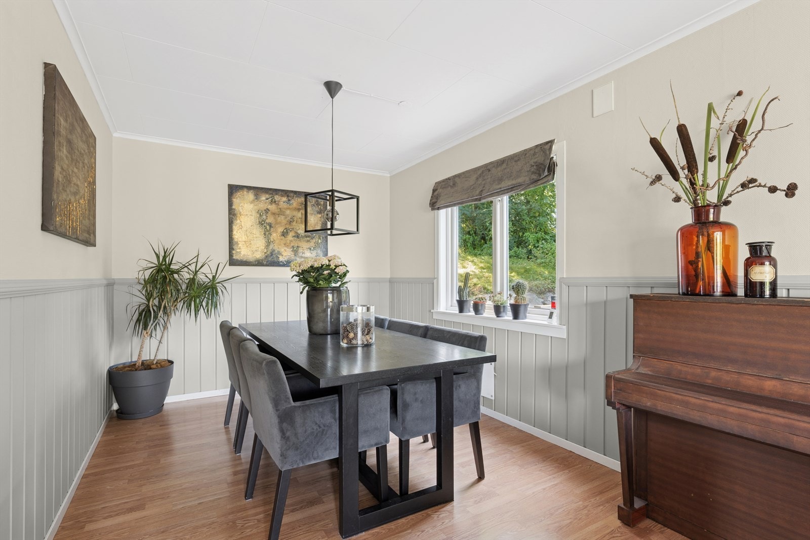 Spisegruppen tar plass i egen sone og inviterer til sosiale og hyggelige måltider med kjente og kjære. Galleribilde