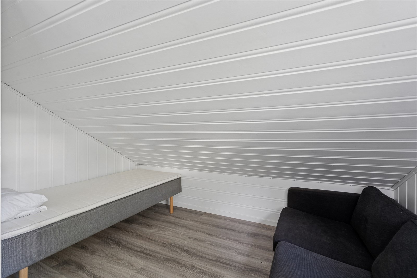 Rom på loft. NB! Det finnes ikke tegninger av loftet og det antas at dette ikke har vært innredet fra start. Innredning er søknadspliktig. Galleribilde