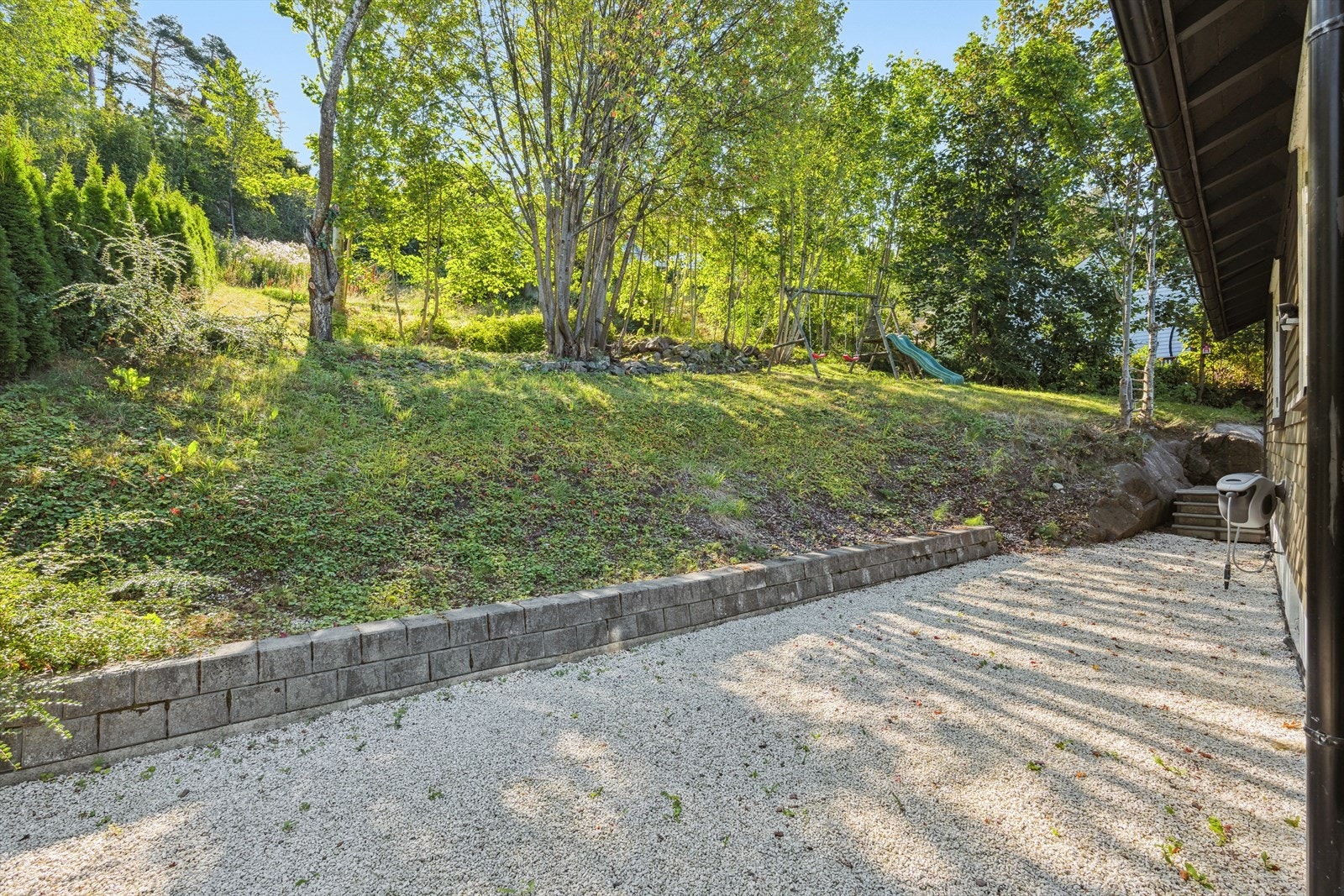 Tomta strekker seg et stykke opp i skråningen. Galleribilde