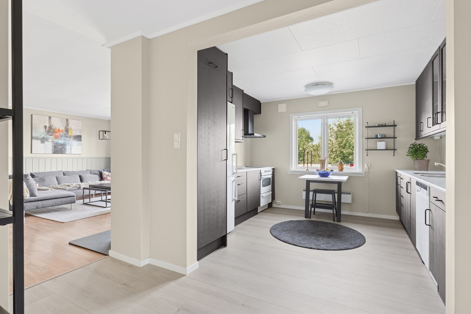 Kjøkkenet er stilrent og moderne. Galleribilde