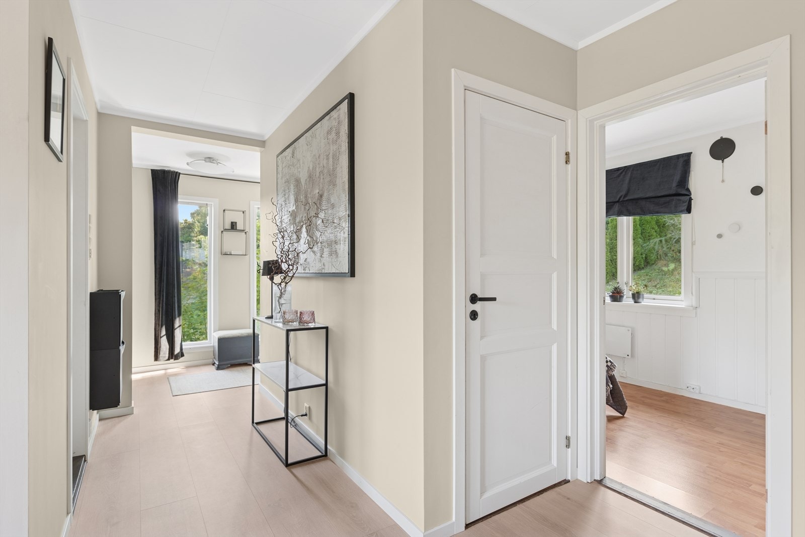 Lys og hyggelig entré i gang med plass for garderobe- og opphengsløsninger. Galleribilde