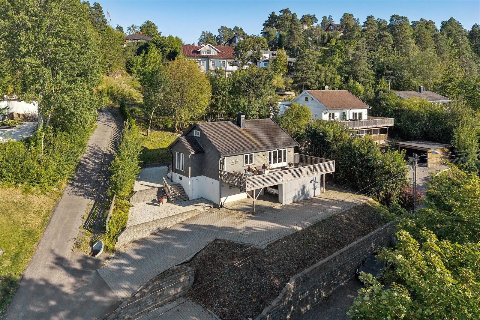 Kort vei til både skole, barnehage og dagligvare. Galleribilde