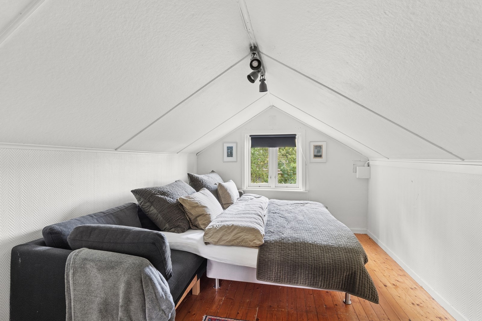 Rom på loft. NB! Det finnes ikke tegninger av loftet og det antas at dette ikke har vært innredet fra start. Innredning er søknadspliktig. Galleribilde