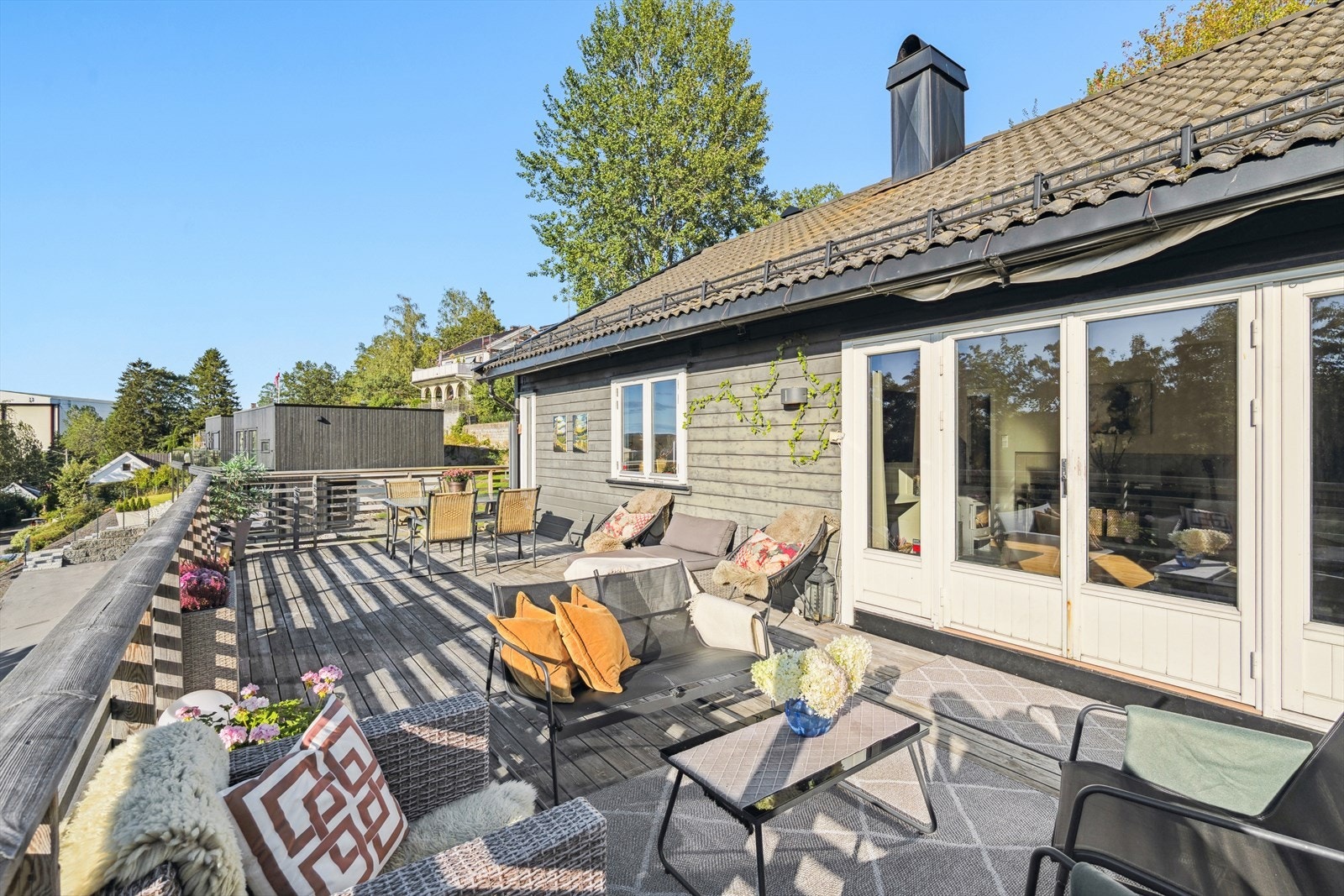 Her er det rikelig med plass for utemøblement, grill og annet en måtte ønske. Galleribilde