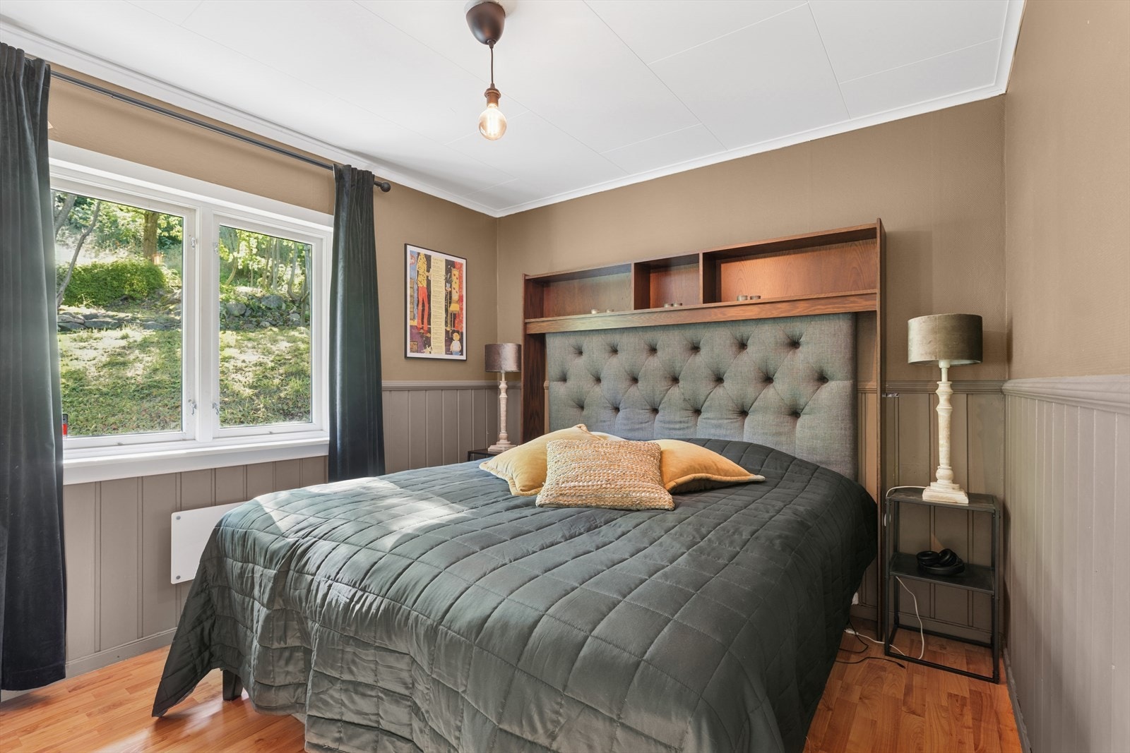 Romslig hovedsoverom med god plass for dobbeltseng og nattbord. Galleribilde