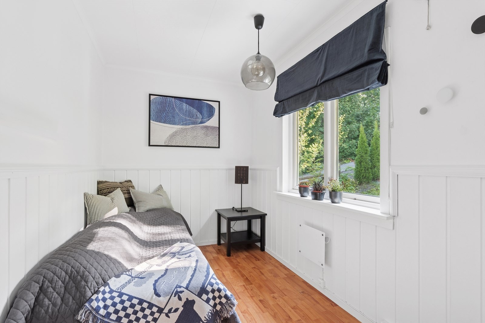 Soverom 2 er noe mindre, men like fullt godt. Dette passer utmerket som barnerom/gjesterom. Galleribilde