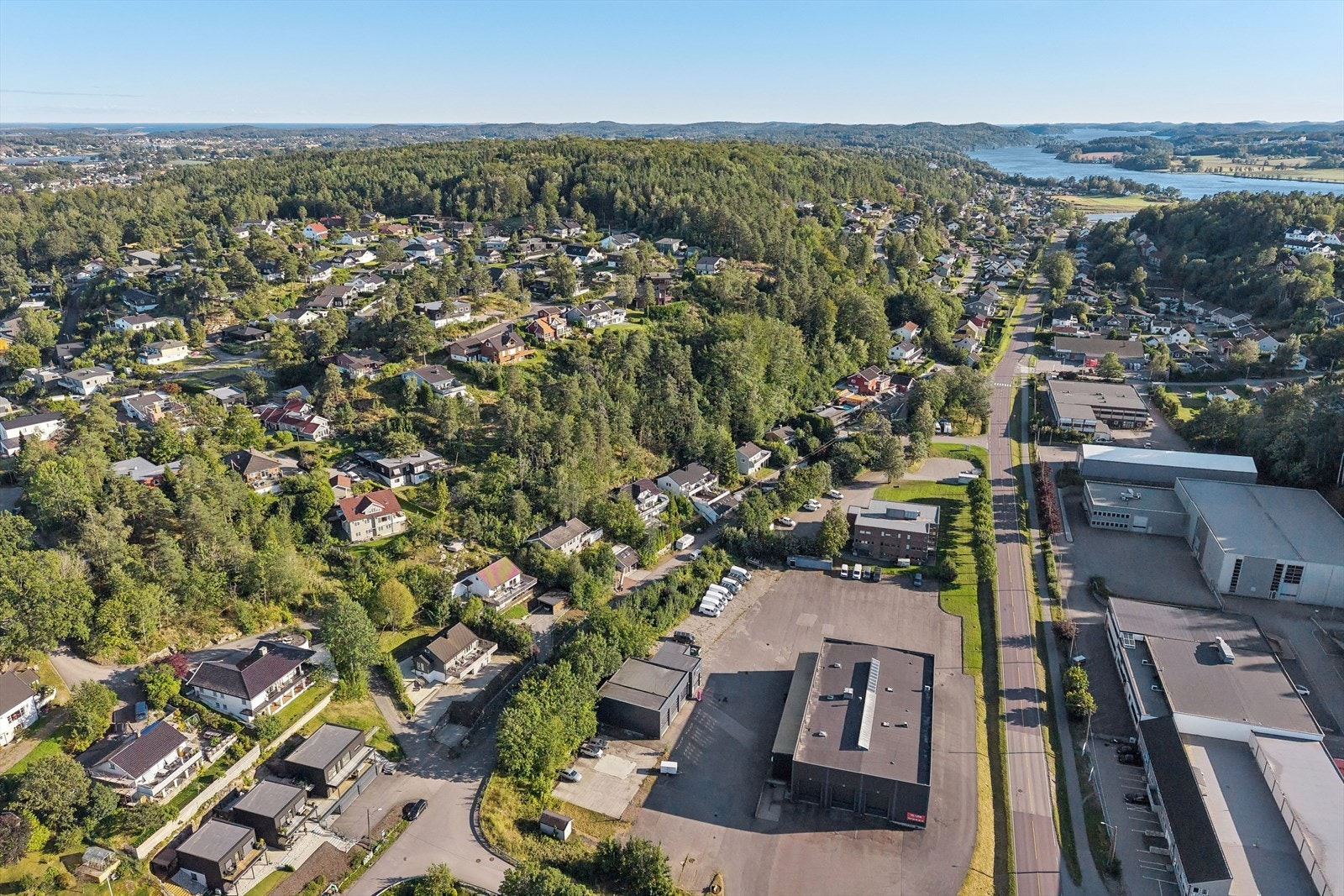 Nærområdet byr på herlige tur- og rekreasjonsområder, både sommer som vinter. Galleribilde