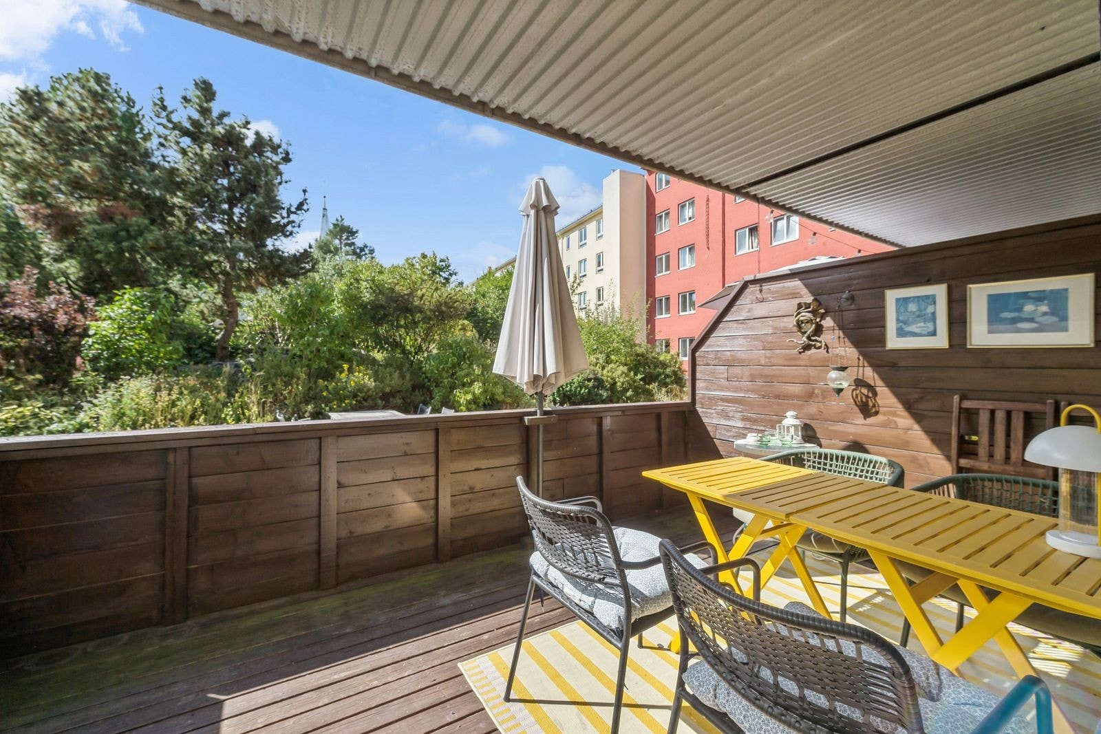 Koselig privat terrasse som vender ut mot stor og rolig bakhage Galleribilde