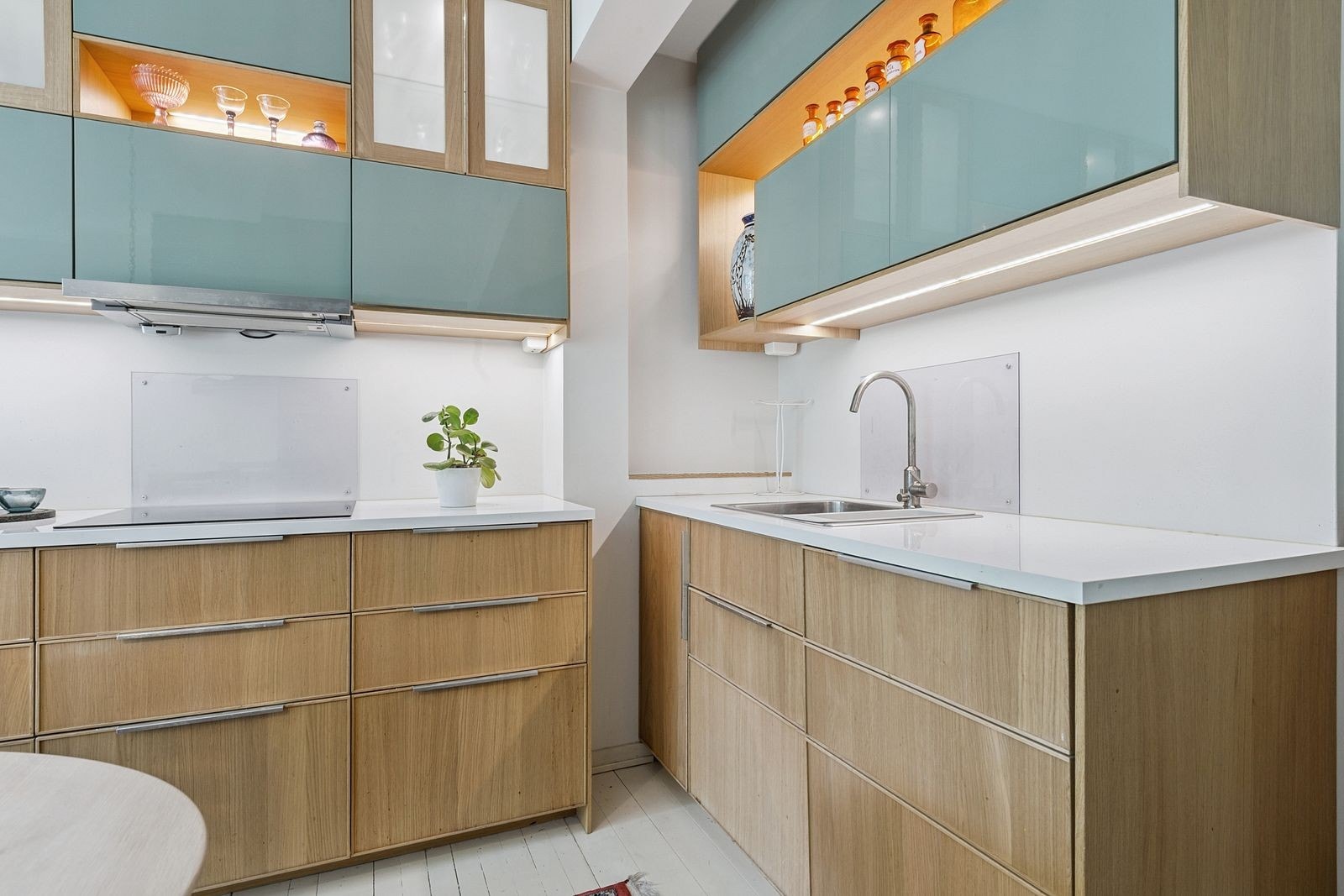 Moderne kjøkken med integrerte hvitevarer Galleribilde