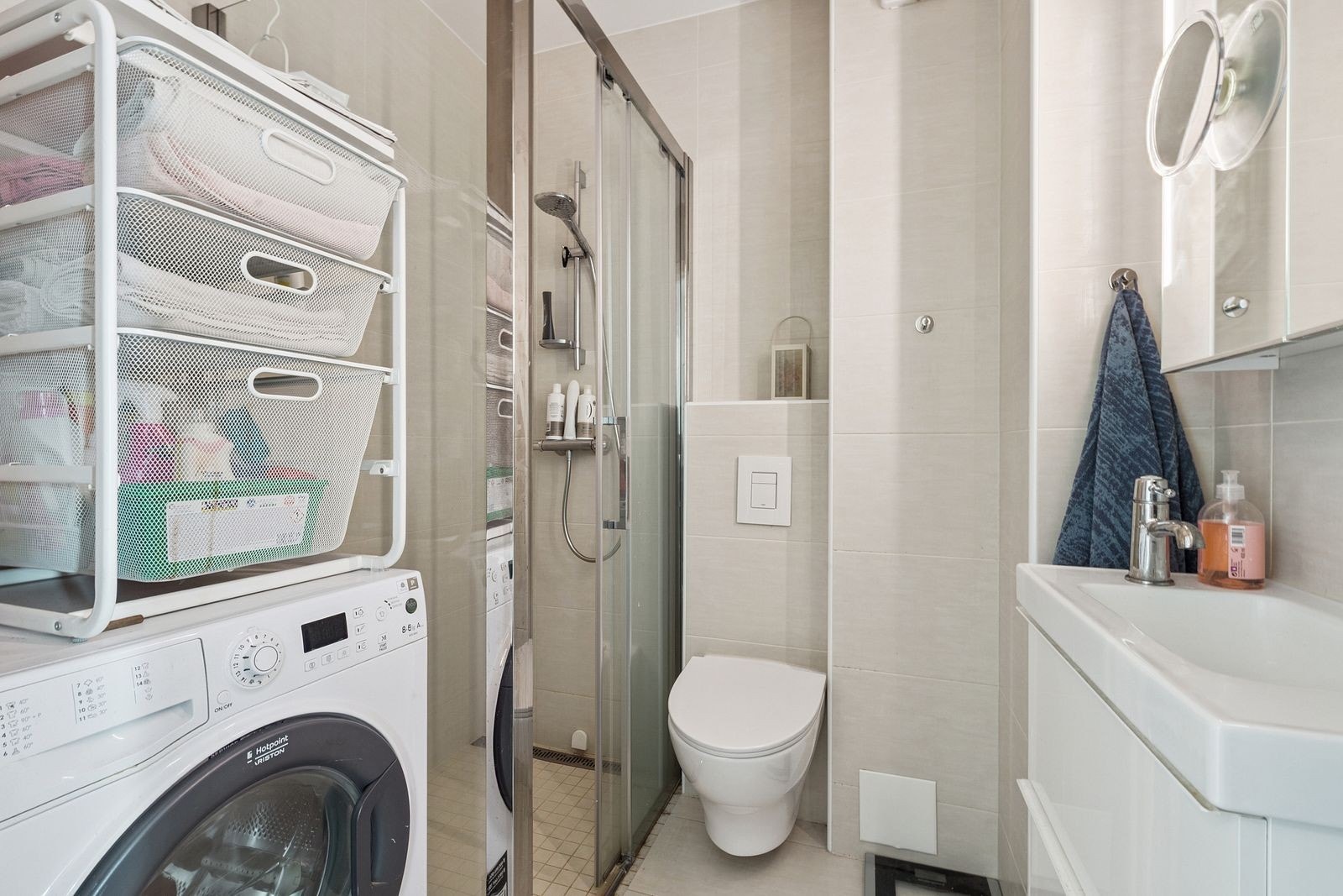 Flislagt bad med romslig dusj Galleribilde