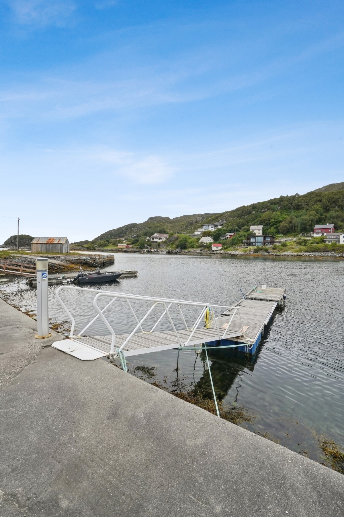 Her har du flytebrygge hvor du kan legge båt. Galleribilde
