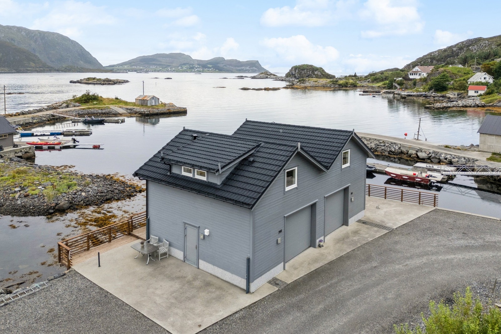 EiendomsMegler 1 v/ Gabrielle Moen Remøy har gleden av å presentere Nyevegen 201 og 203! (Foto EFKT v/ Svein Olav Humberset). Galleribilde