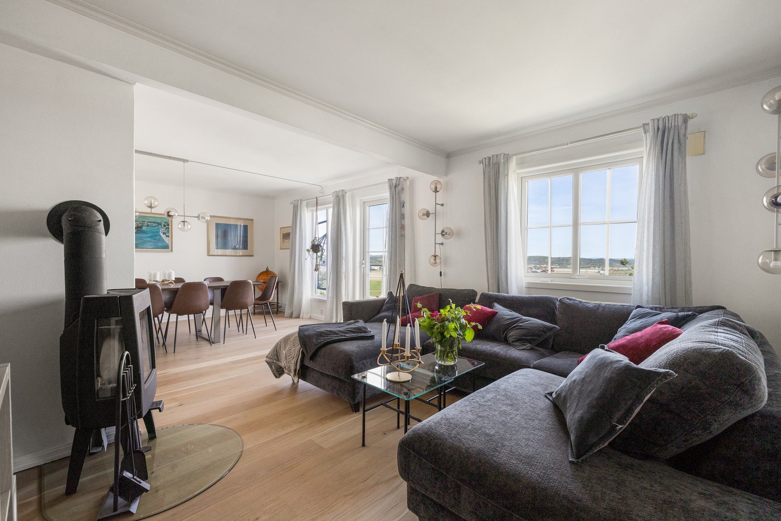 Lys og åpen stue med herlig utsikt Galleribilde