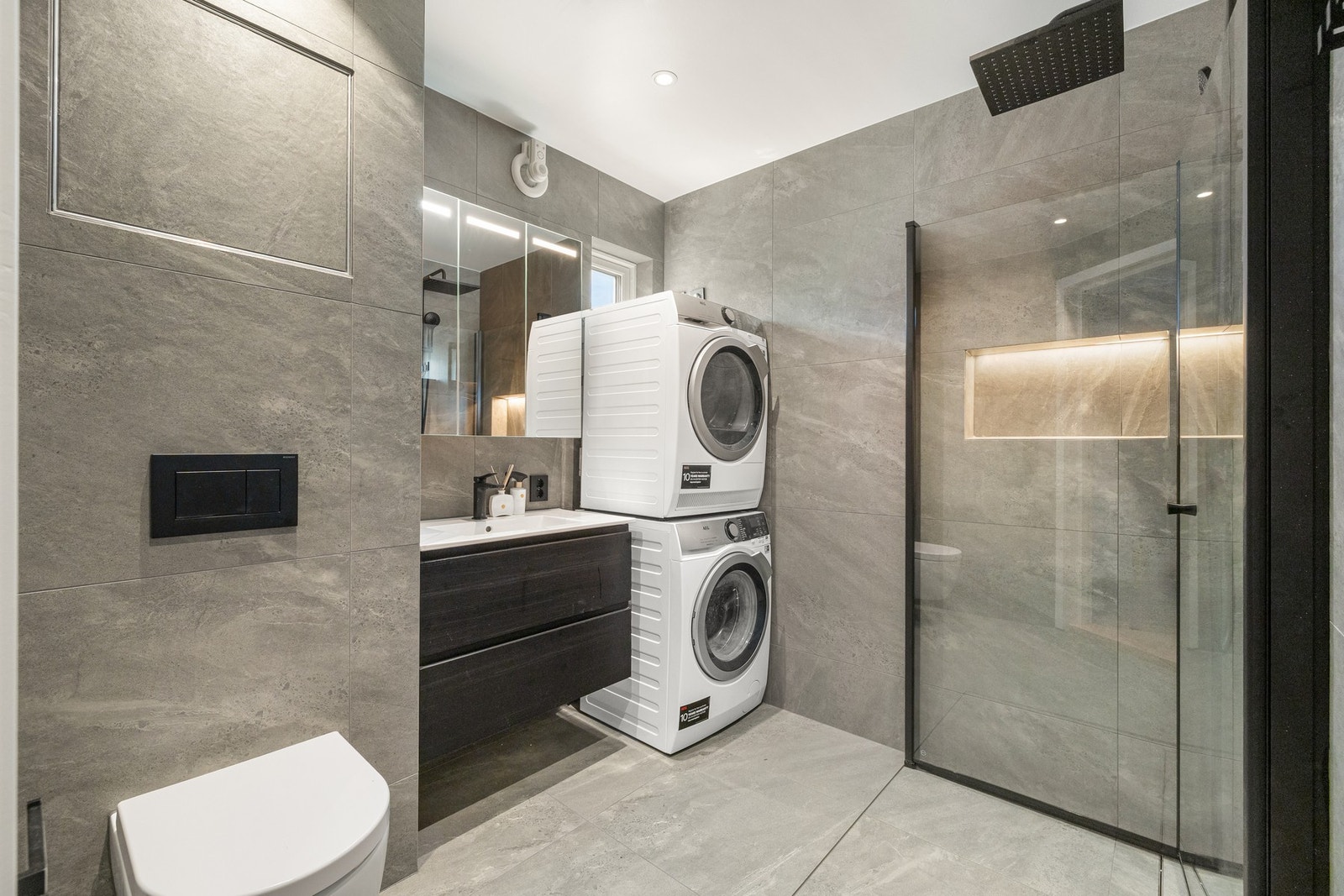 Moderne flislagt bad, renovert i 2025 Galleribilde