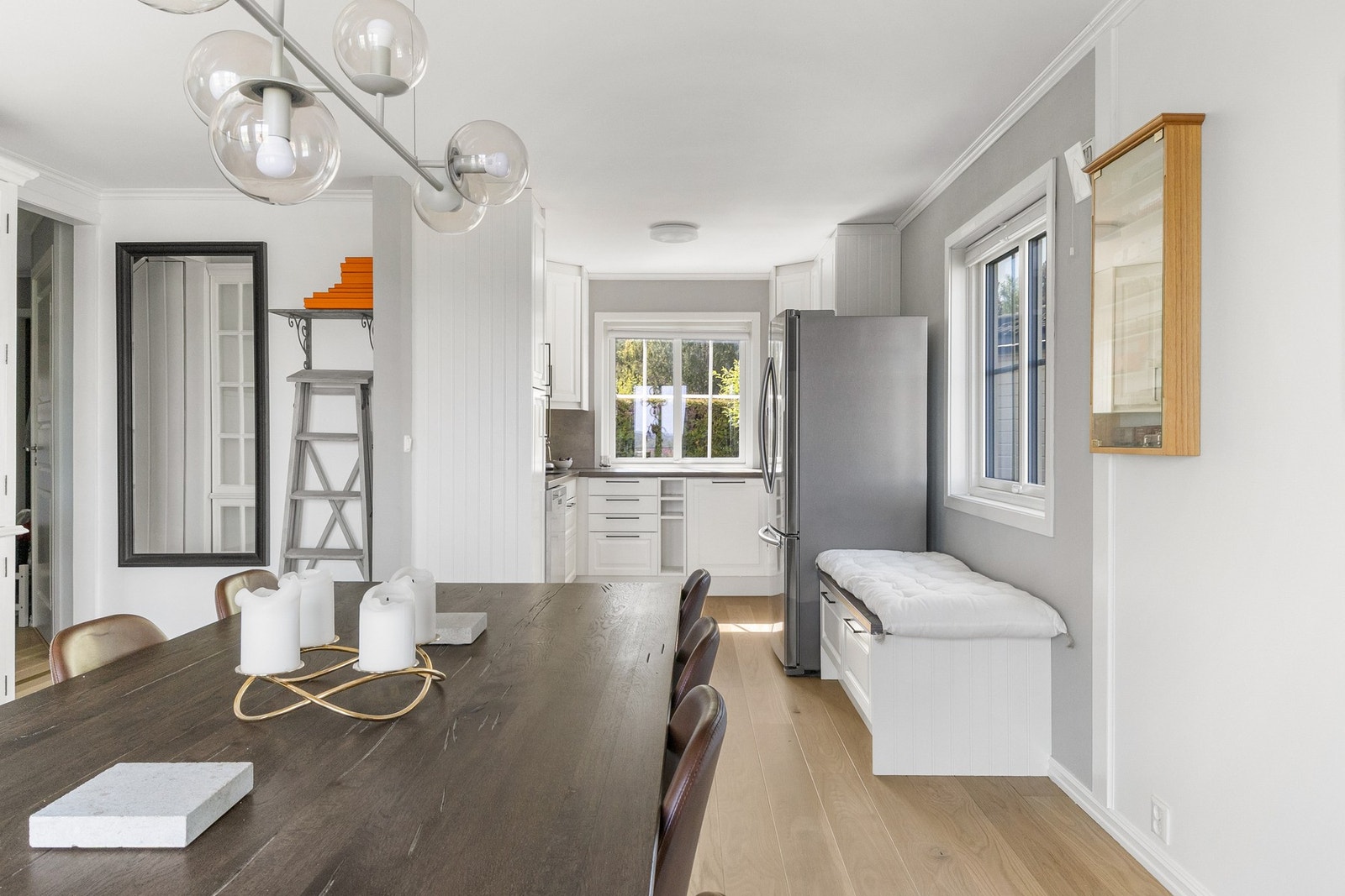 Åpen løsning fra stuerom til kjøkken Galleribilde