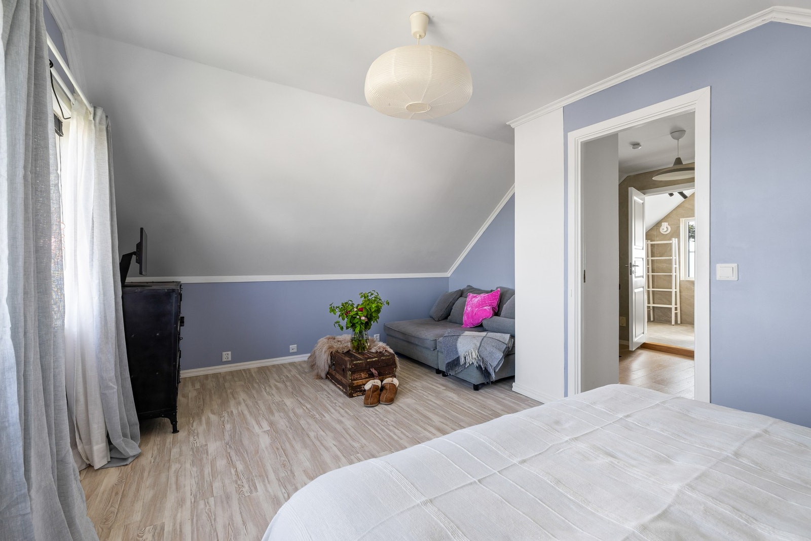 Hovedsoverommet har plass til em koselig TV-stue løsning Galleribilde