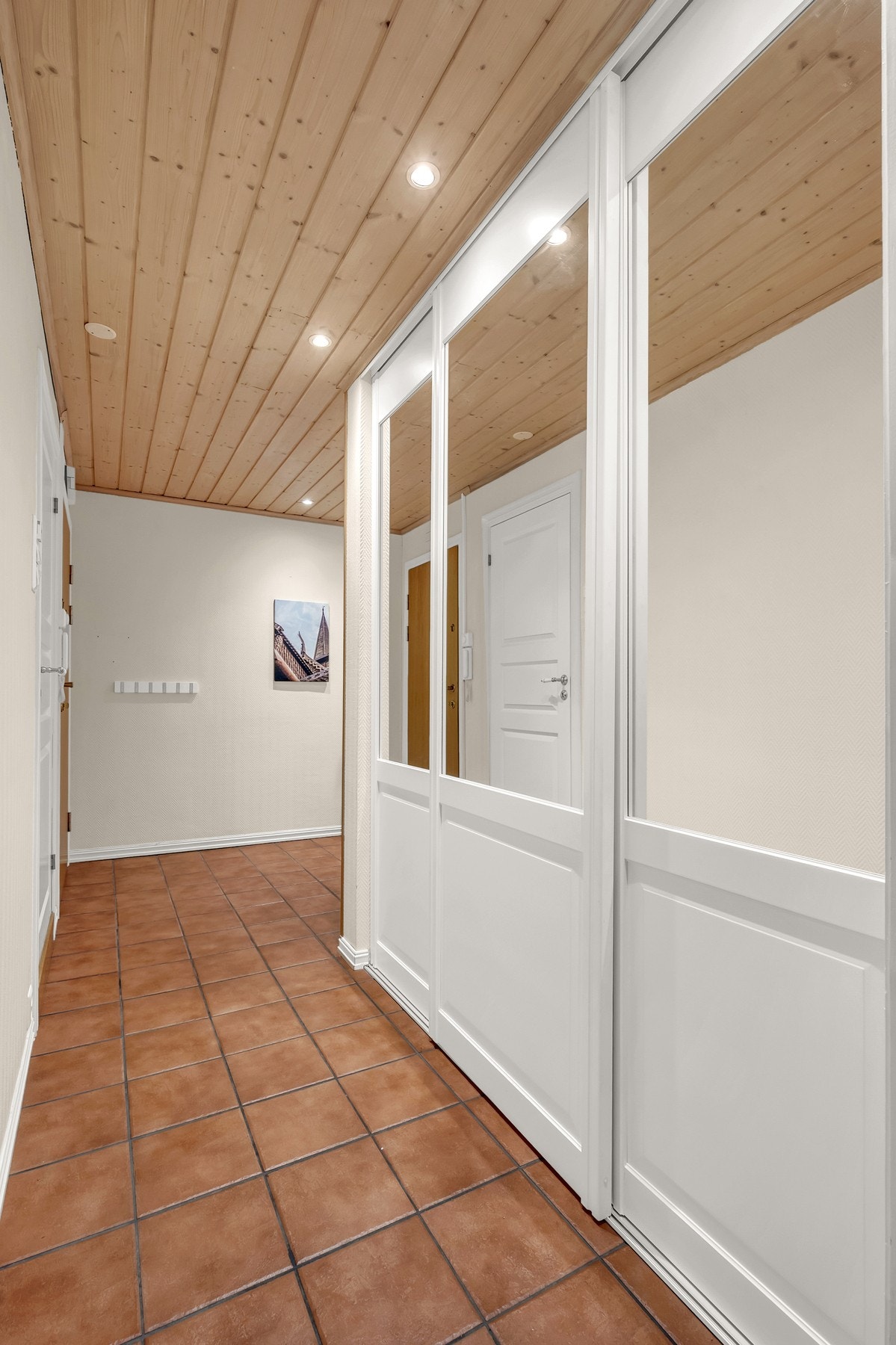 Det er satt inn en skyvedørsgarderobe med speilfronter med god plass til å henge fra seg yttertøyet. Galleribilde