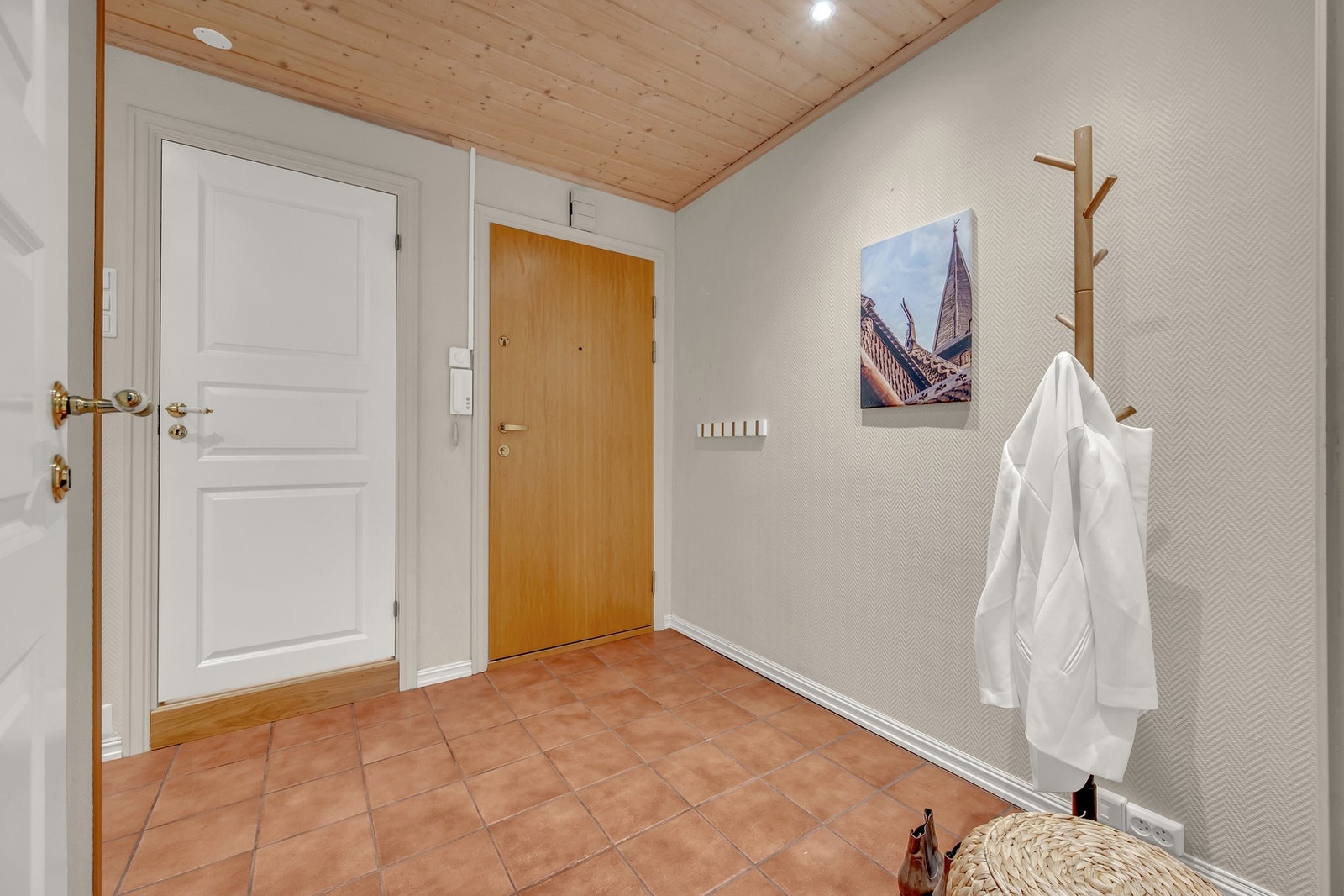 Velkommen inn! Det første som møter deg er en lys og romslig entré som gir et godt førsteinntrykk av boligen. Galleribilde