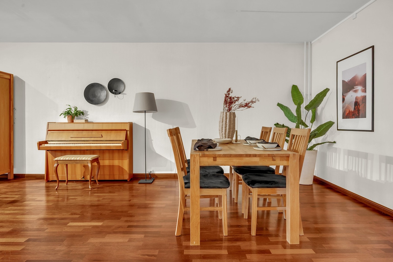 Stuen har god utforming med naturlig plass til en spisegruppe, sofa og TV med tilhørende møblement. Galleribilde