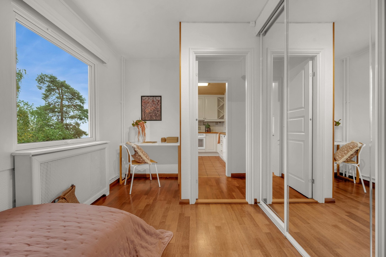 Rommene kan innredes etter behov og passer utmerket som gjesterom, kontor eller garderoberom. Soverommet har en romslig skyvedørsgarderobe med speilfronter, som medfølger salget. Galleribilde