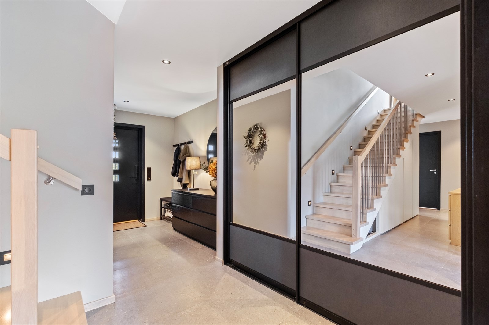 Stor skyvedørsgarderobe i hallen Galleribilde