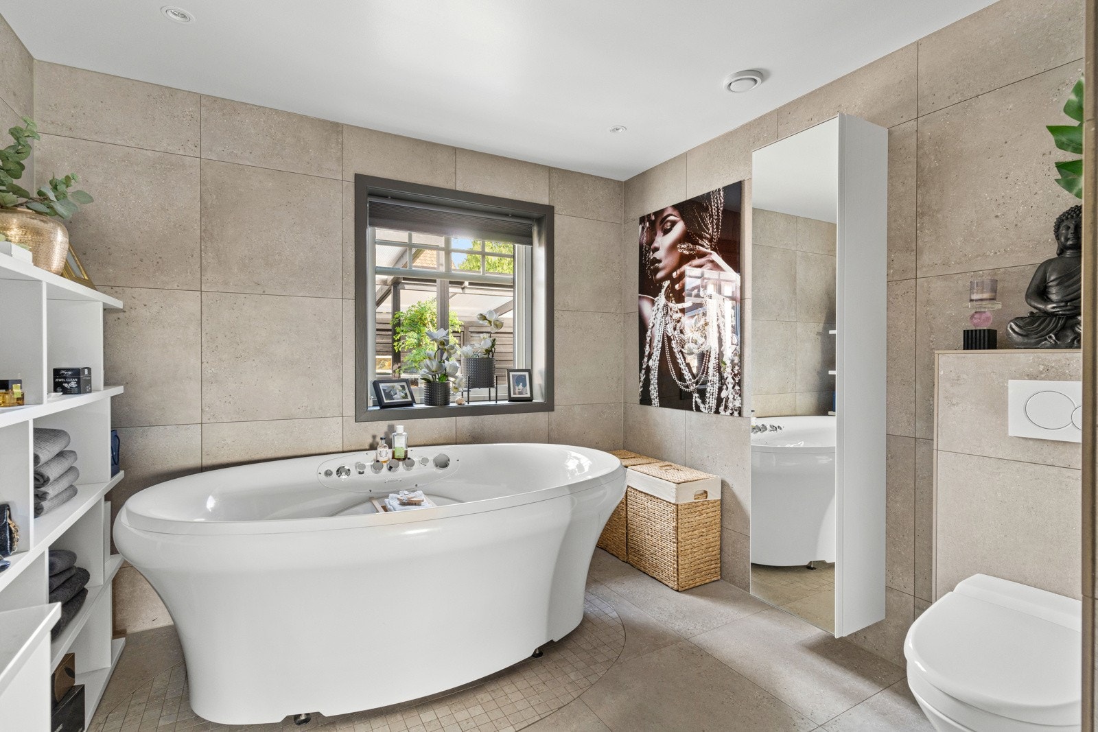 Badet er delikat flislagt med lekre fliser i 60 cm x 60 cm. Galleribilde