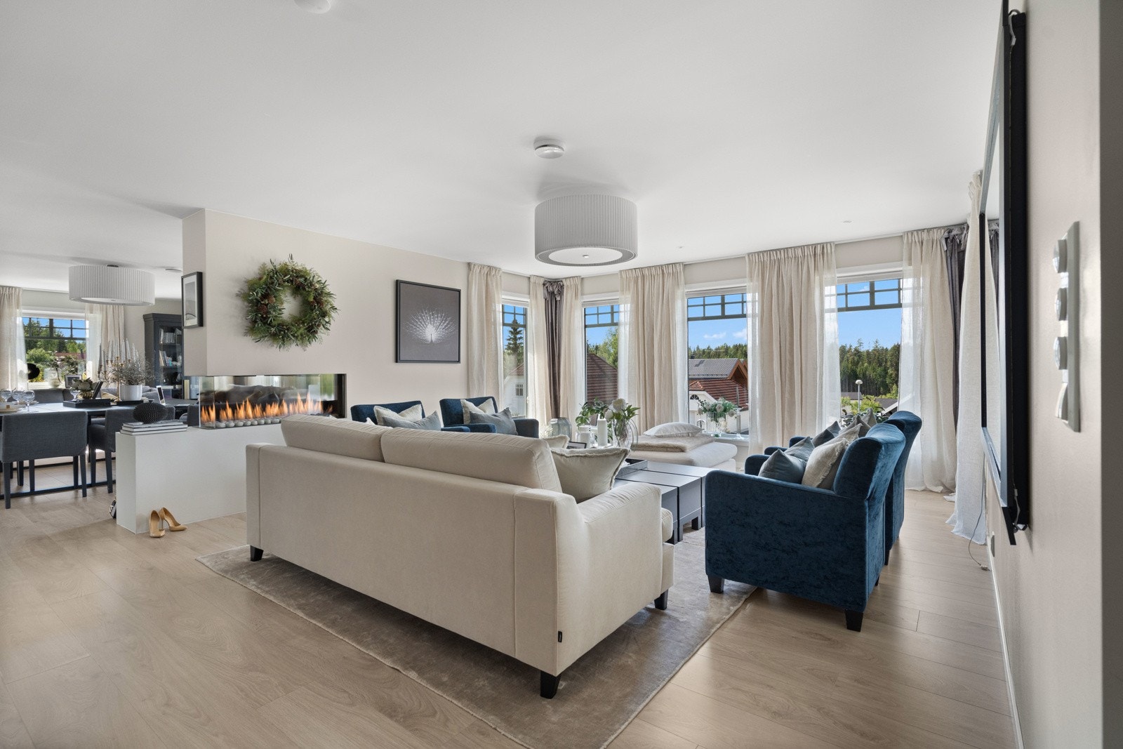 Champagnestuen har en naturlig sone, adskilt mot kjøkkenet med lekker gasspeis. Galleribilde