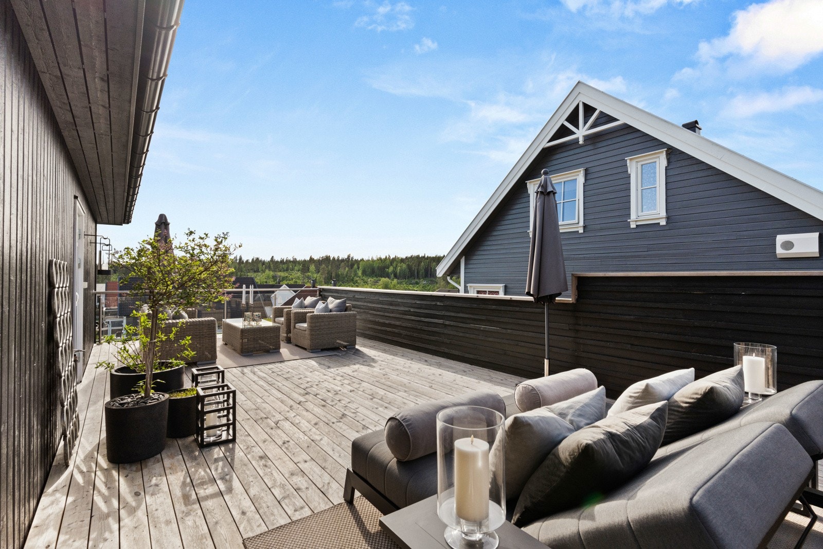 Sonene er etablert for å kunne nyte solen hele dagen, og terrassen går "rundt" huset. Galleribilde