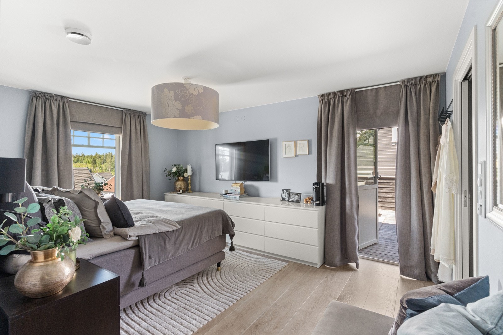 Det er også utgang til terrassedelen fra hovedsoverommet. Galleribilde