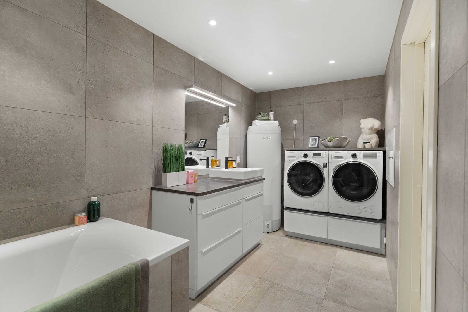 Meget lekkert bad og vaskerom, utført i et harmonisk fargevalg. Galleribilde