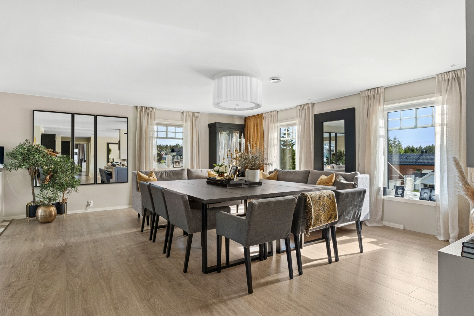 Store vindusflater tilfører rikelig med naturlig lys. Galleribilde