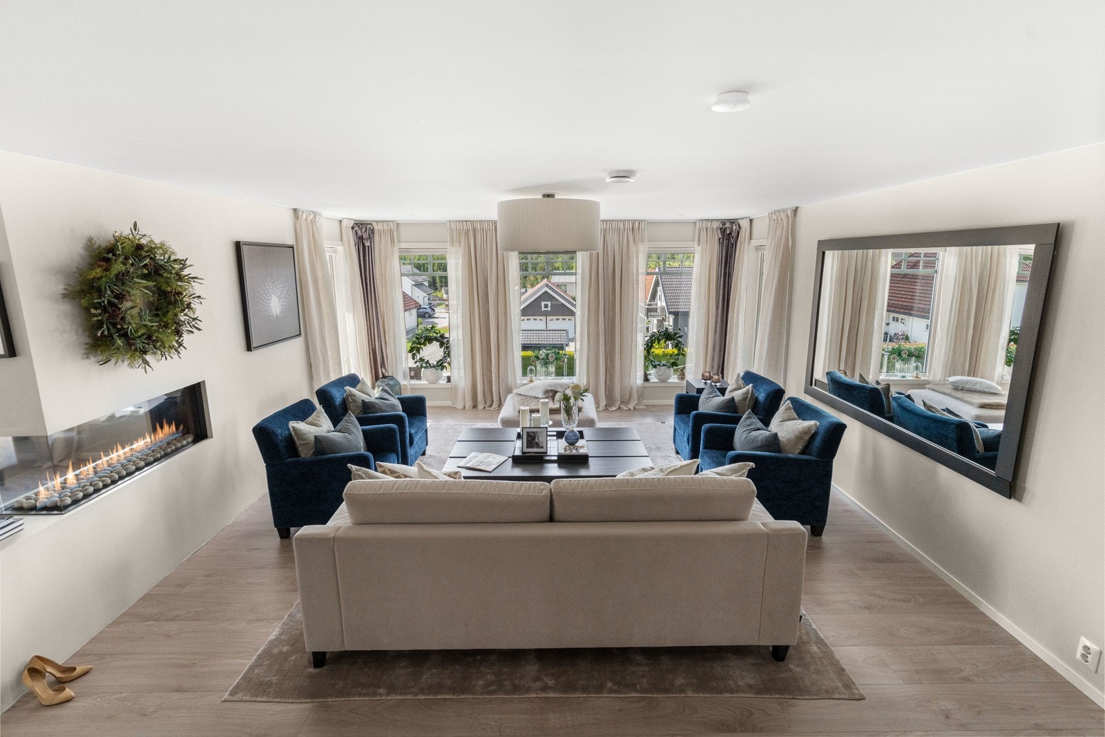 God takhøyde og store vindusflater gir en romslig og luftig følelse. Galleribilde